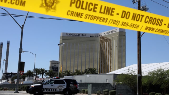 Das Hotel Mandalay Bay ist im Hintergrund zu sehen. Davor: Ein Polizeiwagen und ein Absperrband. Das Hotel Mandalay Bay ist im Hintergrund zu sehen. Davor: Ein Polizeiwagen und ein Absperrband.