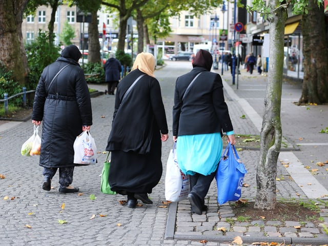 Frauen mit Kopftuch und Einkaufstüten Frauen mit Kopftuch und Einkaufstüten
