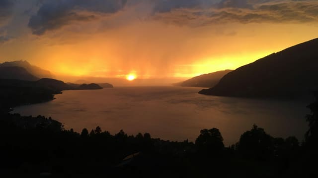 Virgastreifen im Gegenlicht über dem Thunersee. Virgastreifen im Gegenlicht über dem Thunersee.