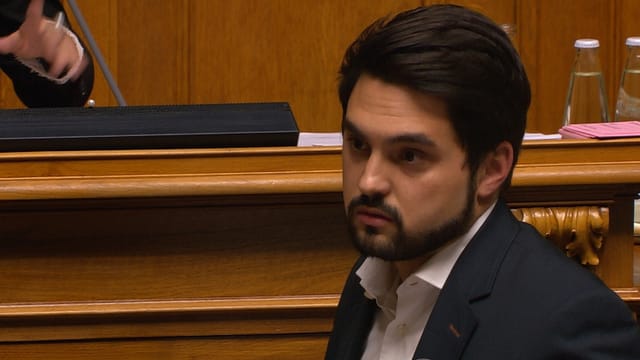 «Wie nach einem Boxmatch»: Cédric Wermuth während des Schlagabtauschs mit der SVP im Nationalratssaal. «Wie nach einem Boxmatch»: Cédric Wermuth während des Schlagabtauschs mit der SVP im Nationalratssaal.