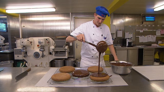 Angehender Bäckermeister bei der Arbeit Angehender Bäckermeister bei der Arbeit