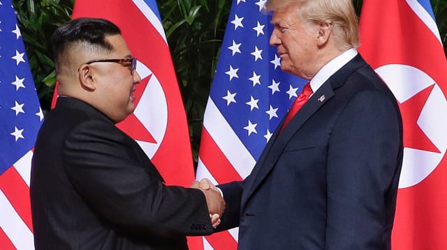 Donald Trump e Kim Jong Un sa dattan il maun a Singapur. Donald Trump e Kim Jong Un sa dattan il maun a Singapur.