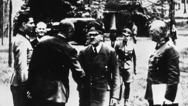 Hitler begrüsst zwei Militärangehörige. Einer davon ist Stauffenberg Hitler begrüsst zwei Militärangehörige. Einer davon ist Stauffenberg