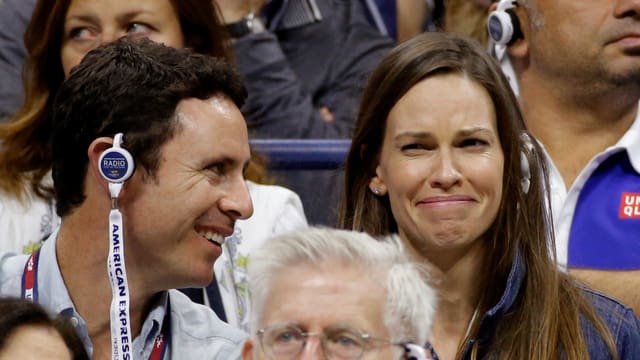 Hillary Swank lächelt etwas zerknischt.