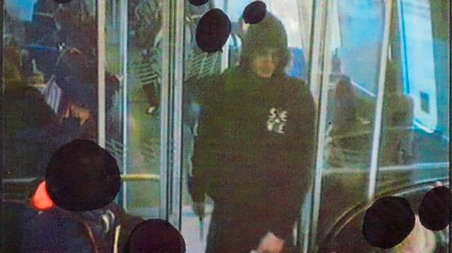 Bild einer Überwachungskamera zeigt einen jungen Mann mit Kaputzenpullover Bild einer Überwachungskamera zeigt einen jungen Mann mit Kaputzenpullover