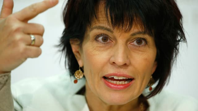 Leuthard gestikuliert und spricht Leuthard gestikuliert und spricht