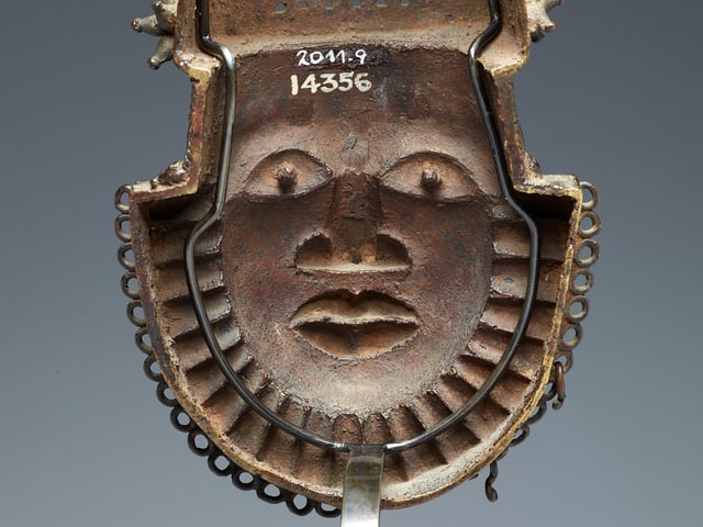 Rückseite einer Gürtelmaske Rückseite einer Gürtelmaske