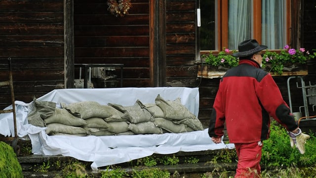 Sandsäcke vor einem Holzhaus. Sandsäcke vor einem Holzhaus.
