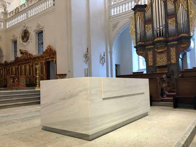Marmoraltar in einer Kirche Marmoraltar in einer Kirche