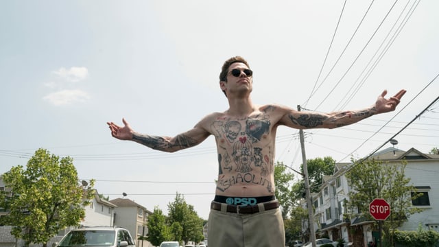 Selbst über und über tätowiert, träumt Scott (Pete Davidson) davon, Tattoo-Künstler zu werden.