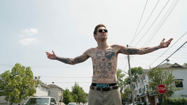 Selbst über und über tätowiert, träumt Scott (Pete Davidson) davon, Tattoo-Künstler zu werden. Selbst über und über tätowiert, träumt Scott (Pete Davidson) davon, Tattoo-Künstler zu werden.