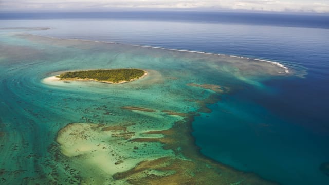 Luftaufnahme von einer Insel und Korallenriff Luftaufnahme von einer Insel und Korallenriff