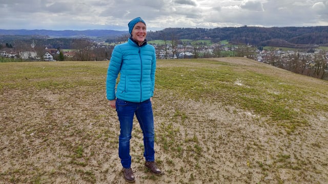 Eine Frau steht auf einer Abfalldeponie Eine Frau steht auf einer Abfalldeponie
