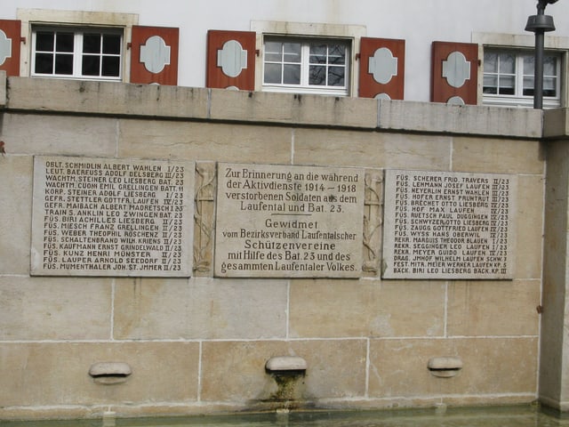 Die Namen von christlichen Soldaten aus der Region Laufen, die an der Spanischen Grippe starben, sind auf Stein eingemeisselt. Die Namen von christlichen Soldaten aus der Region Laufen, die an der Spanischen Grippe starben, sind auf Stein eingemeisselt.