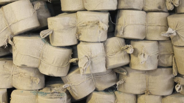Ballen von Leinenstoff auf einem Haufen Ballen von Leinenstoff auf einem Haufen