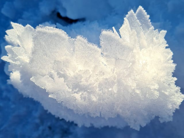 «Direkt entlang am Wanderweg von Einsiedeln nach Trachselau, wunderbare Formationen der Eiskristalle.»