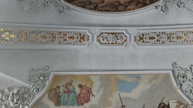 Las fessas dals artgs che ston vegnir renovads èn bain visiblas. Las fessas dals artgs che ston vegnir renovads èn bain visiblas.