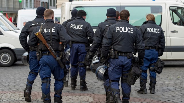 Basler Polizisten bei einem Einsatz Basler Polizisten bei einem Einsatz