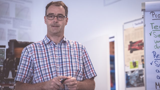 Johann Thom, scolast en scola professiunala: A la fin dals quints è mintgin savess responsabels per rivar l'examen final. Johann Thom, scolast en scola professiunala: A la fin dals quints è mintgin savess responsabels per rivar l'examen final.