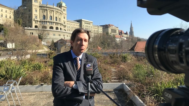 Geiser steht vor dem Bundeshaus, eine Kamera auf ihn gerichtet. Geiser steht vor dem Bundeshaus, eine Kamera auf ihn gerichtet.