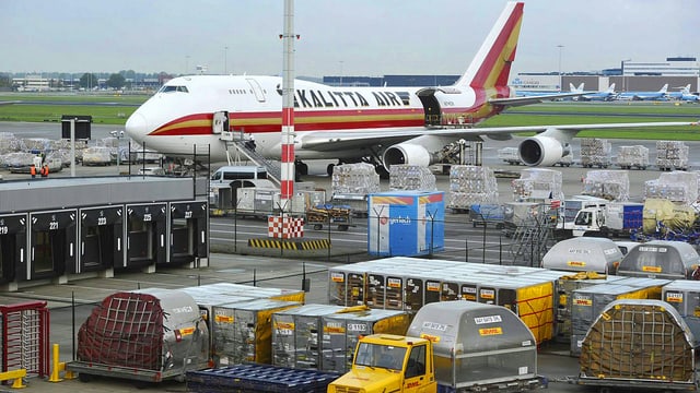 Transportflugzeug wird beladen. Transportflugzeug wird beladen.