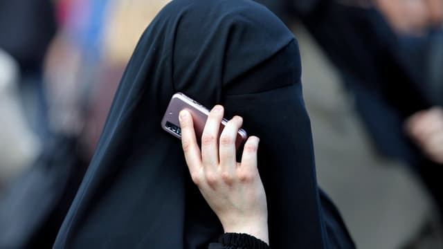 Burkaträgerin mit Handy Burkaträgerin mit Handy