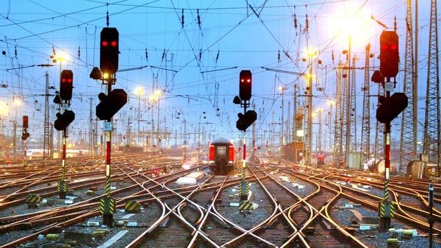 Die Deutsche Bahn will Angestellte aus den Ferien zurückholen, um das Chaos am Mainzer Hauptbahnhof in den Griff zu bekommen. Die Deutsche Bahn will Angestellte aus den Ferien zurückholen, um das Chaos am Mainzer Hauptbahnhof in den Griff zu bekommen.