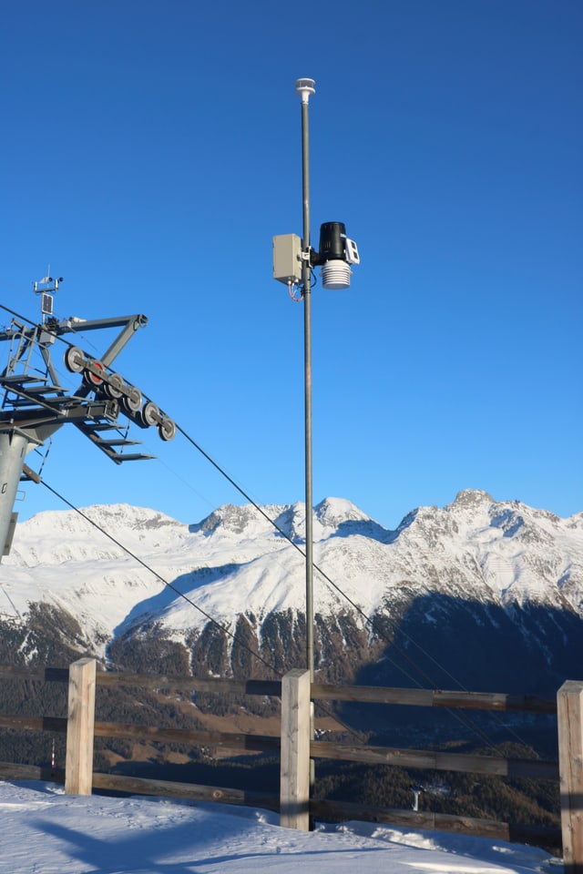 Die Wetterstation beim Masten 10 vor dem wolkenlosen St. Moritzer Abendhimmel Die Wetterstation beim Masten 10 vor dem wolkenlosen St. Moritzer Abendhimmel