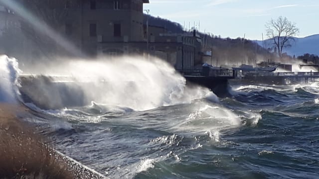 Wellen schwappen in Luino über das Ufer. Wellen schwappen in Luino über das Ufer.