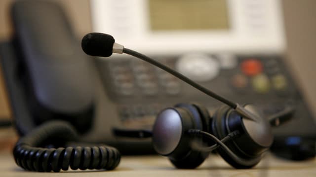 Headset bei einem Telefon. Headset bei einem Telefon.