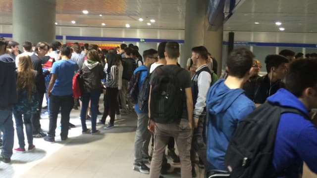 Bleras persunas a la staziun da Rho Fiera a Milano. Bleras persunas a la staziun da Rho Fiera a Milano.