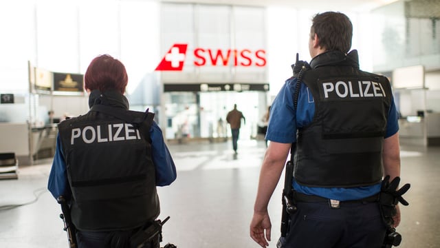 Polizia a la plazza aviatica. Polizia a la plazza aviatica.