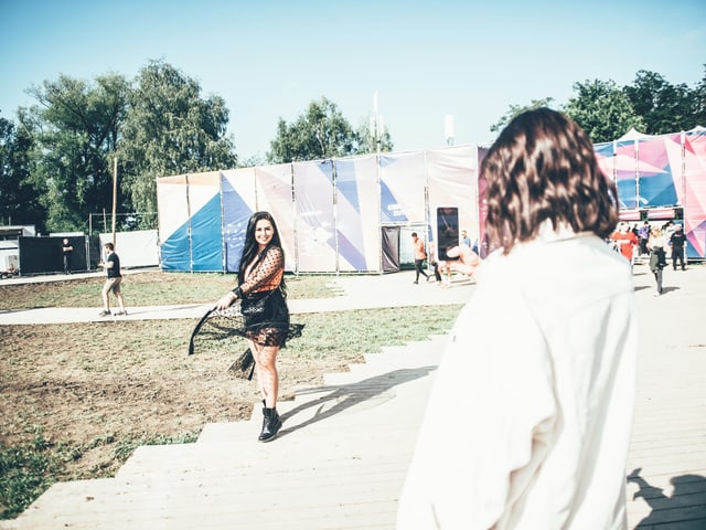 Festivalbesucherinnen am Fotos schiessen