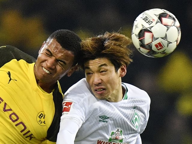 Manuel Akanji und Yuya Osako bei einem Kopfballduell.