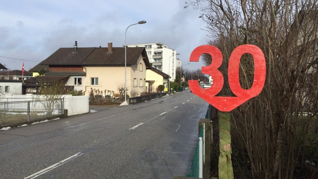 Schild 30 neben Strasse Schild 30 neben Strasse