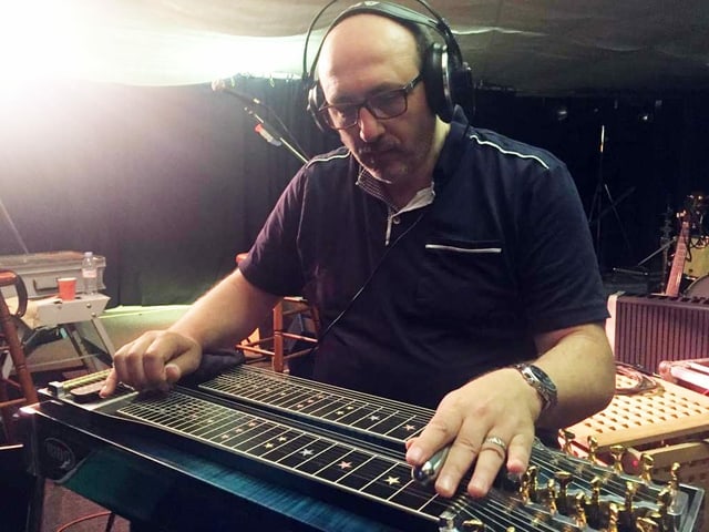 Mann spielt liegendes Saiteninstrument. Mann spielt liegendes Saiteninstrument.