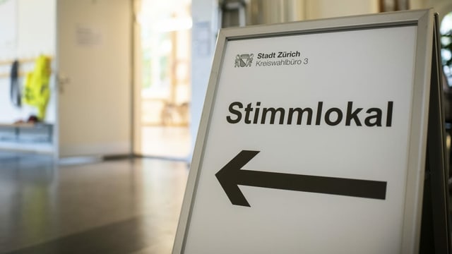 Schild "Stimmlokal".