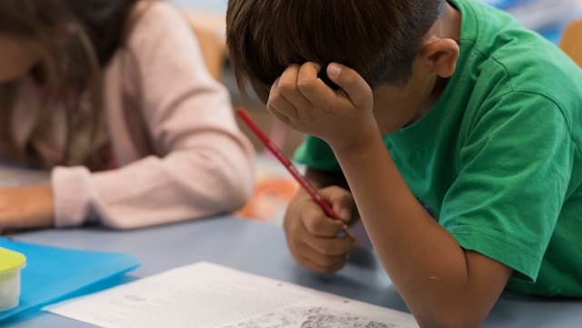 Ein Kinder grübelt Ein Kinder grübelt