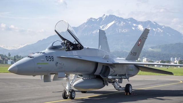 Eine Attraktion an der Geburtstagsfeier des Flugplatzes: Der F/A-18-Jet. Eine Attraktion an der Geburtstagsfeier des Flugplatzes: Der F/A-18-Jet.