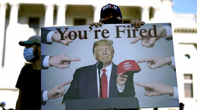 Trump-Banner mit "Du bist gefeuert!" Aufschrift Trump-Banner mit "Du bist gefeuert!" Aufschrift