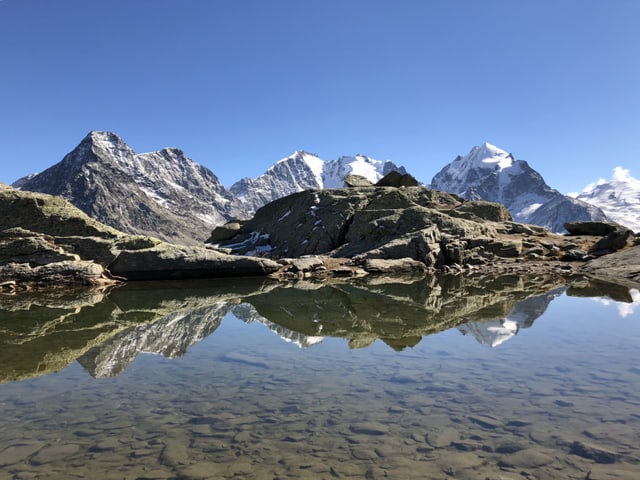 Die Engadiner Berge spiegeln sich im Fuorcla Surlej.