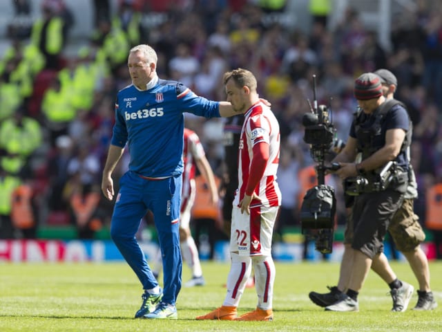Der Stoke-Trainer tröstet Xherdan Shaqiri. Der Stoke-Trainer tröstet Xherdan Shaqiri.