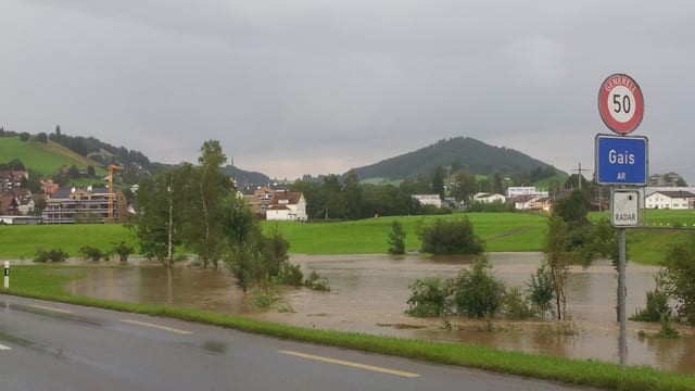 Eine überflutete Wiese am Dorfeingang von Gais (AR). Eine überflutete Wiese am Dorfeingang von Gais (AR).