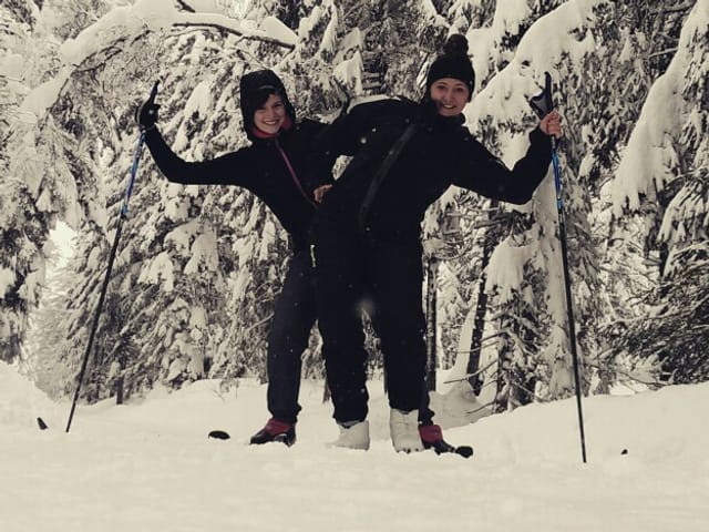 Zwei Frauen auf Langlaufski.