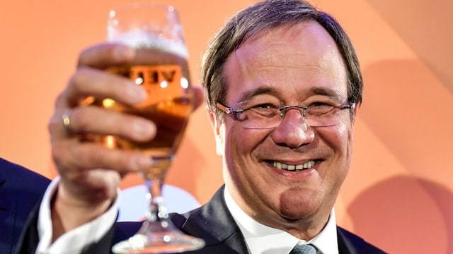 Armin Laschet prostet mit einem Bier in die Kamera. Armin Laschet prostet mit einem Bier in die Kamera.