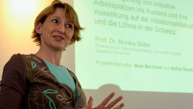 Monika Bütler referiert vor Projektionswand. Monika Bütler referiert vor Projektionswand.