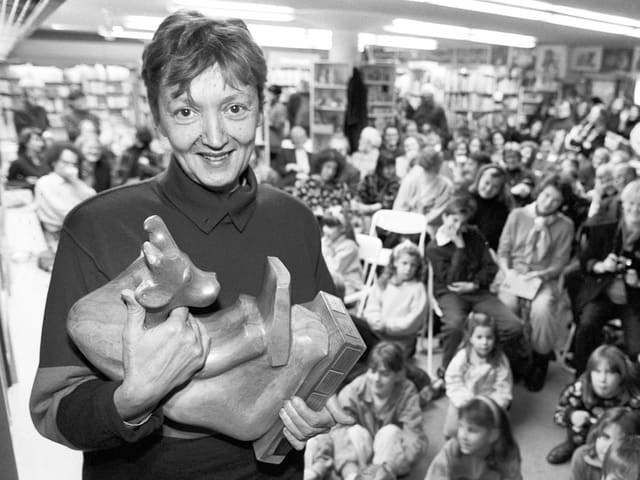 Christine Nöstlinger erhält einen Preis, die einer Kuh gleicht. Christine Nöstlinger erhält einen Preis, die einer Kuh gleicht.
