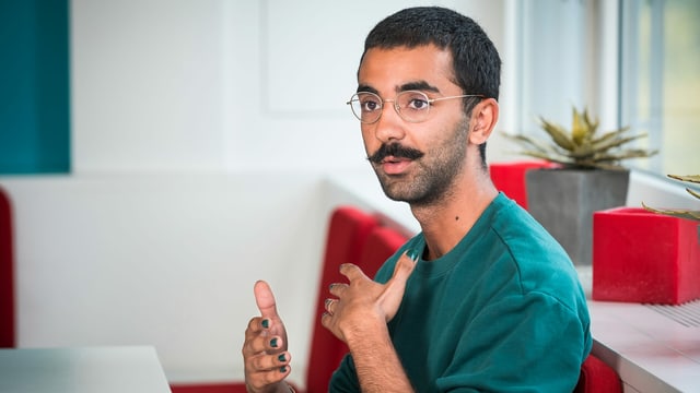 Ein junger Mann mit dunklen Haaren, Schnurrbart und lackierten Fingernägeln. Ein junger Mann mit dunklen Haaren, Schnurrbart und lackierten Fingernägeln.