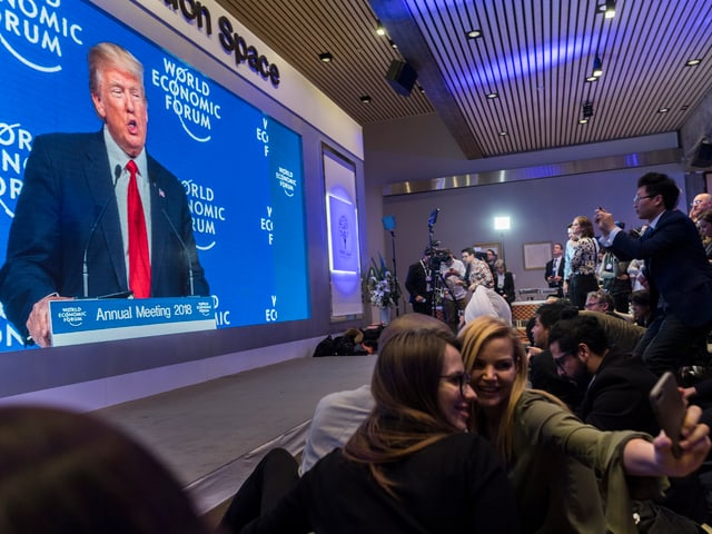 Rede Trump auf Grossleinwand. Rede Trump auf Grossleinwand.