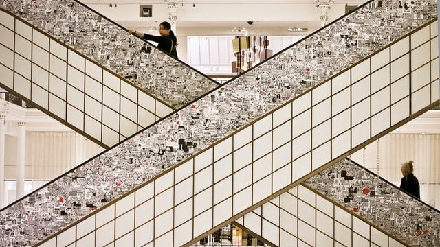 Zwei Rolltreppen, die sich überkreuzen. Zwei Rolltreppen, die sich überkreuzen.